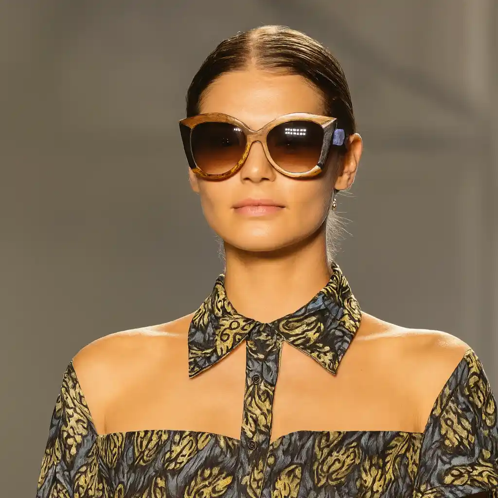 Modella che indossa occhiali da sole in legno durante una sfilata di moda.